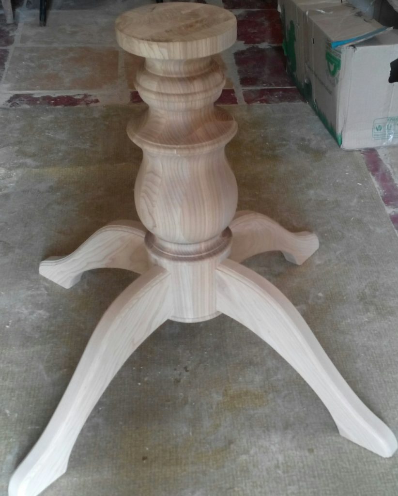 Деревянный стол с балясинами